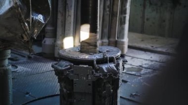 Sondaj borusu, petrol sondaj kulesindeki bir döner platformda dönüyor..