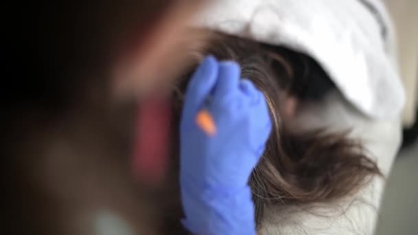 De dokter injecteert de hoofdhuid. Een procedure voor het versterken van haar. — Stockvideo