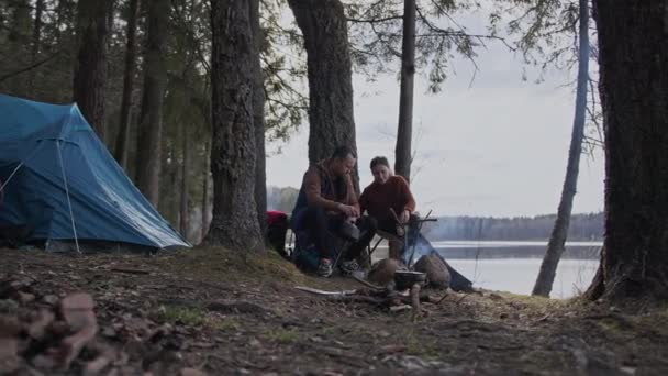 Un hermoso rodaje cinematográfico de dos jóvenes turistas, un hombre y una mujer. — Vídeos de Stock