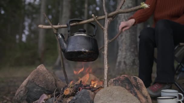 O frumoasă închidere cinematografică a unui ceainic peste un foc de tabără . — Videoclip de stoc