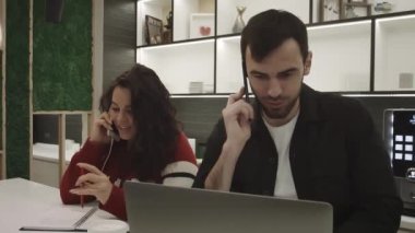 İş arkadaşları, planlar, hoş ve rahat bir atmosfer..