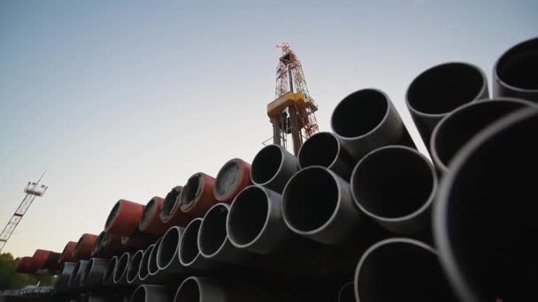 石油ガス産業における石油プラットフォーム上の掘削リグの操作. — ストック動画