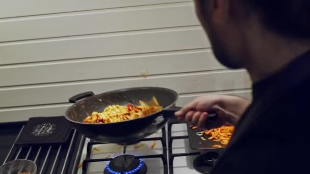 Vaření středomořské kuchyně. Udon je smažený ve wok. — Stock video