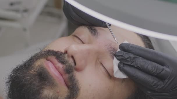 Detailní záběr mužské tváře na recepci kosmetika. Muž s plnovousem. — Stock video
