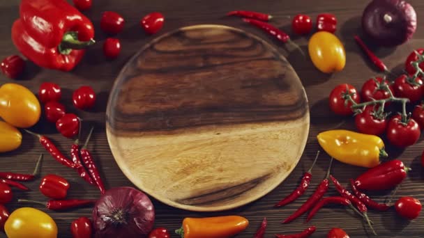 Top plan dish laid out on the wooden table. Pepper, tomato, lettuce, bean pods — Stock Video