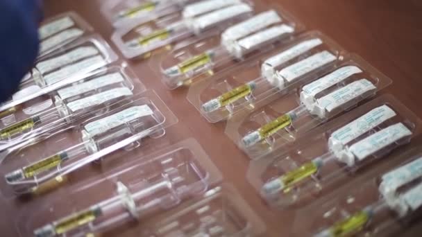 As seringas com a droga são embaladas à mão. Medicamento em seringa — Vídeo de Stock