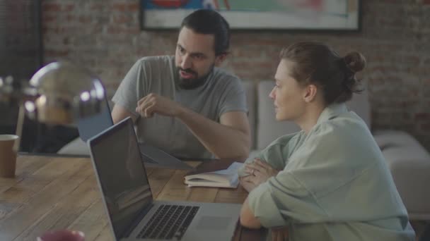 Los amigos están trabajando juntos en un proyecto común, sonriendo y riendo. — Vídeo de stock