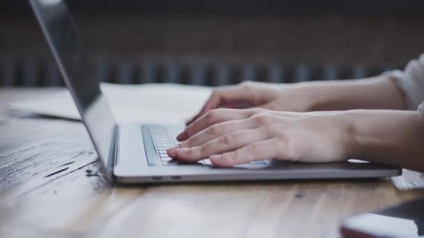 Primer plano de las manos femeninas escribir texto en el teclado del ordenador portátil en la oficina moderna luz. — Vídeo de stock