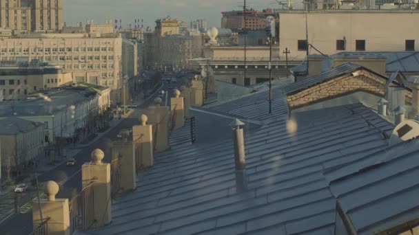 Pohled na střechy budov a na ulici z okna budovy. — Stock video