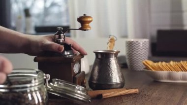 Eski bir değirmende kahve çekirdeklerini öğütme süreci.