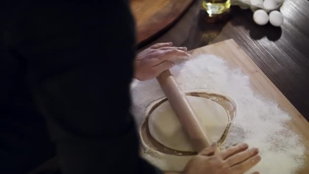 Close-up de mãos de um cozinheiro e massa de farinha — Vídeo de Stock