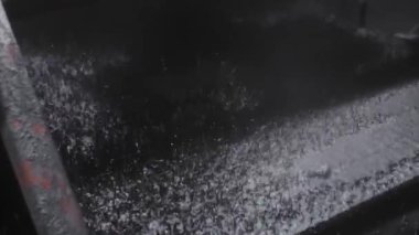 Petrol kulesi şist sallayıcısı kesikleri yavaş çekimde çamuru delmekten ayırıyor