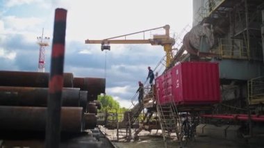 Doğal kaynakların çıkarılması. Gün batımında dramatik bulutların arasında petrol platformu.