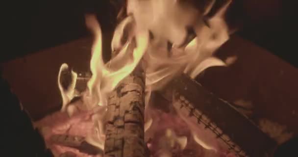 Hořící rozpálené jiskry stoupají z velkého ohně na noční obloze, ve zpomaleném filmu. — Stock video