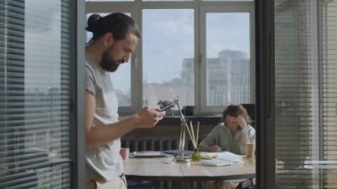 Arkadaşlar ortak bir projede birlikte çalışıyorlar, gülümsüyorlar ve gülüyorlar..