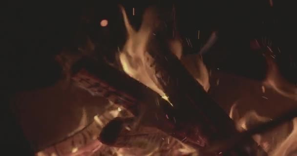 燃烧着的炽热的火花从夜空中的大火中缓缓升起. — 图库视频影像