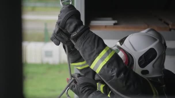 Rettung einer bewusstlosen Person bei der Ausbildung eines Teams von Berufsfeuerwehrleuten. — Stockvideo