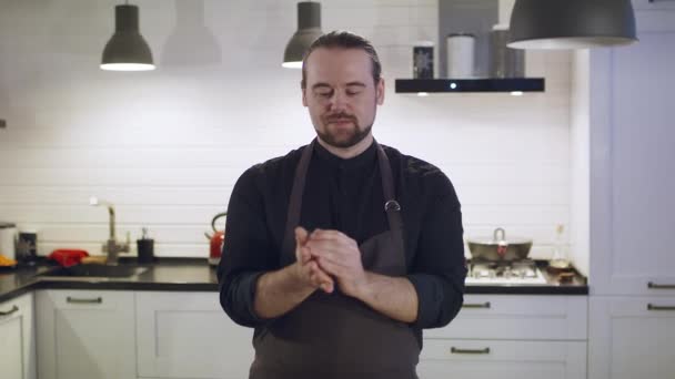 Portret van een mannelijke kok op het werk. Kneed het noedeldeeg. — Stockvideo