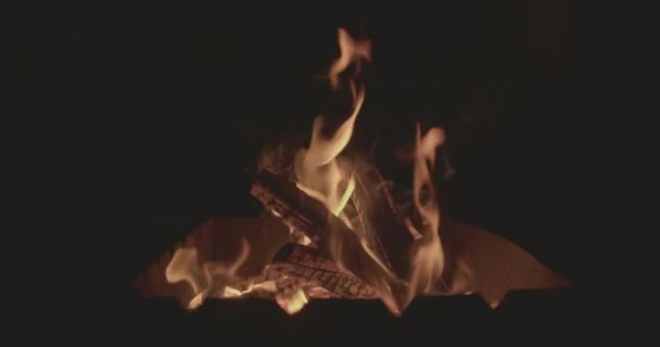 Горящие раскаленные искры поднимаются из большого огня в ночном небе, в замедленной съемке. — стоковое видео