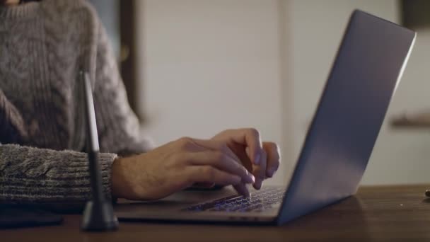 Gözlüklü genç ve yakışıklı bir adam dizüstü bilgisayarla çalışıyor.. — Stok video