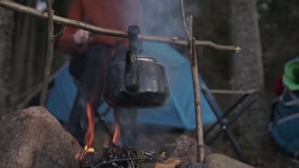O frumoasă închidere cinematografică a unui ceainic peste un foc de tabără . — Videoclip de stoc