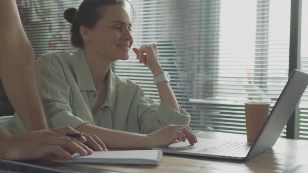 Venner arbejder sammen om et fælles projekt, smilende og grinende. – Stock-video