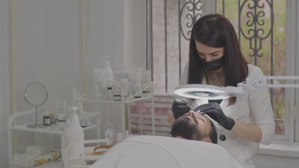 Joven en la recepción de la esteticista y el salón de belleza. Limpieza facial — Vídeos de Stock