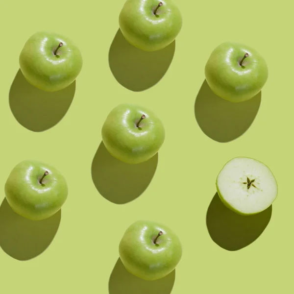 Meyveli desen. Tropik soyut arka plan. Yeşil arkaplanda taze elma. Meyve deseni, üst görünüm, düz yatış.