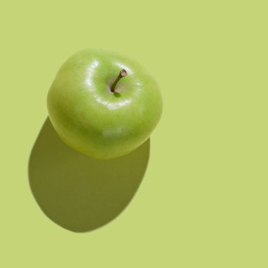 Taze yeşil elma yeşil arkaplanda izole edildi