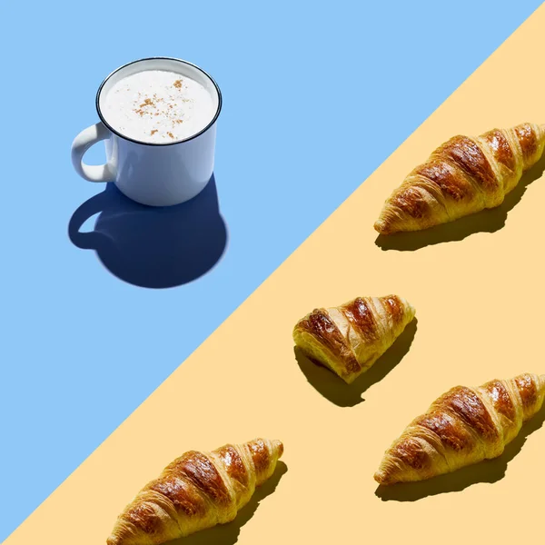 Muster Mit Croissants Und Kaffeebecher Auf Minimalem Hintergrund Draufsicht Flache — Stockfoto