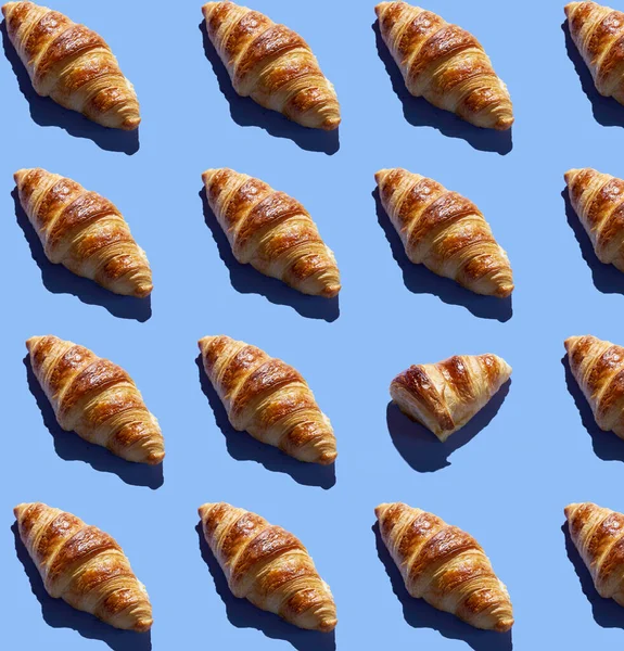 Minimum arkaplanlı kruvasan desenli. Üst görünüm, düz görünüm, modern asgari resim kavramı