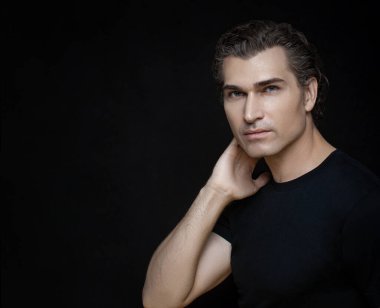 Yakışıklı bir adamın portresi..