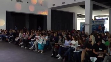 Seyirciler konferans salonundaki konuşmacının konuşmasını dinliyor. Kyiv, Ukrayna, 10.07.2021