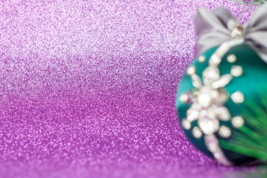 Soyut parlak ışıkların arkaplanı. Arka plan için ışıkları bulanıklaştırın. Gümüş ve altın. Odaklanamıyorum. Sunumunuz için bir arkaplan olarak kullanın.