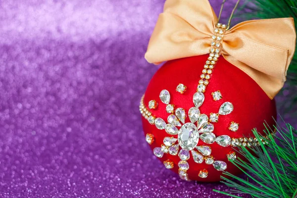 クリスマスツリーの装飾のためのラインストーンの赤いクリスマスボール クリスマスのおもちゃ ライラックの背景にクリスマスツリーを飾るためのクリスマスのおもちゃ 赤い玉に輝く結晶 クリスマスと新年 — ストック写真