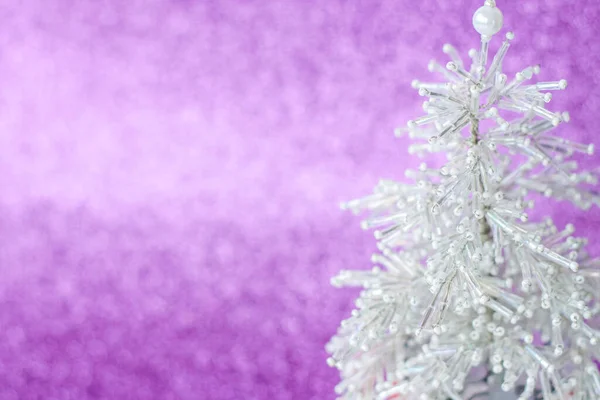 美しく ビーズで作られた非常に光沢のあるクリスマスツリー 紫色の背景に白いクリスマスツリー 新年の挨拶 はがき カレンダー — ストック写真
