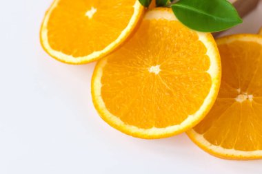Beyaz arka planda turuncuyu kes. Dilimlenmiş doğal portakal meyvesi. C vitamini. Sağlıklı narenciye..   