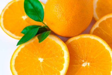 Beyaz arka planda turuncuyu kes. Dilimlenmiş doğal portakal meyvesi. C vitamini. Sağlıklı narenciye.. 