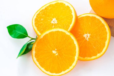 Beyaz arka planda turuncuyu kes. Dilimlenmiş doğal portakal meyvesi. C vitamini. Sağlıklı narenciye..  