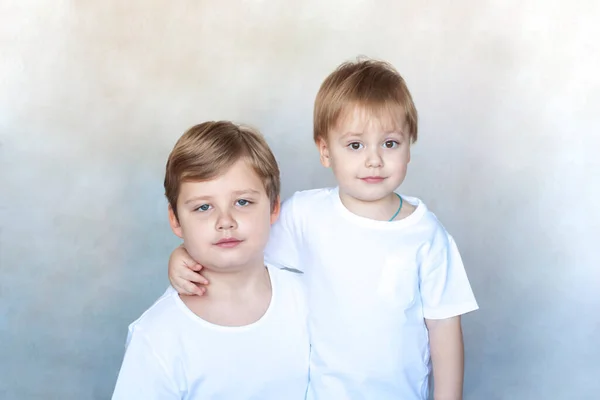 Pojkbröder Omfamning Glada Pojkar Kramar Varandra Överlycklig Omfamnar Bästa Vännerna — Stockfoto