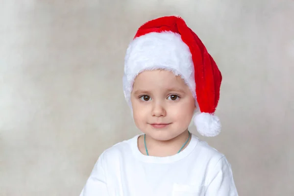 Portret Uroczego Chłopca Białej Koszulce Kapeluszu Świętego Mikołaja Emocje Dzieci — Zdjęcie stockowe