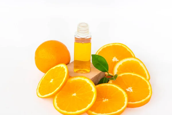 Ceset için portakal yağı. Beyaz arka planda dilimlenmiş turuncu. Bitkisel içerikli organik SPA kozmetik ürünleri. Kozmetoloji.