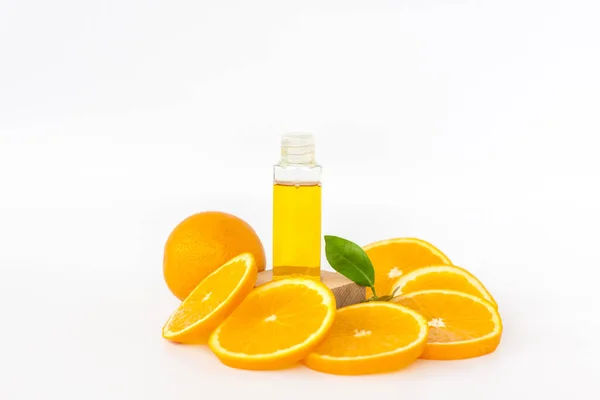 Apelsinolja Till Kroppen Skivad Orange Vit Bakgrund Ekologiska Spa Kosmetika — Stockfoto