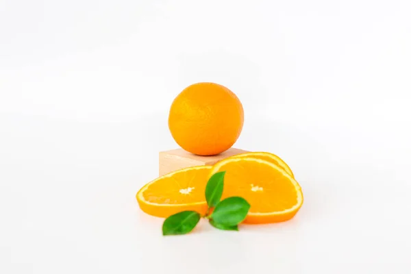 Cortar Laranja Sobre Fundo Branco Fruta Laranja Natural Com Fatias — Fotografia de Stock