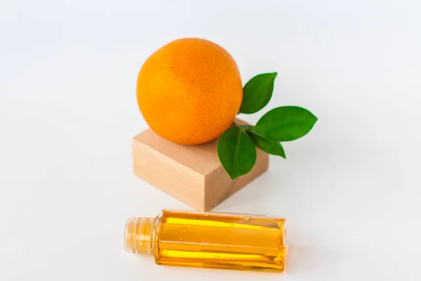 Apelsinolja Till Kroppen Orange Vit Bakgrund Ekologiska Spa Kosmetika Med — Stockfoto