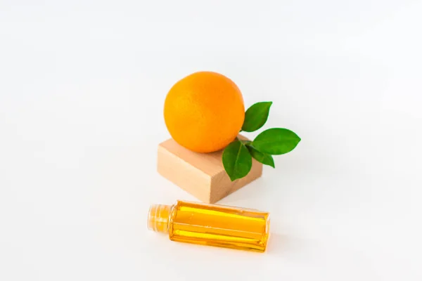 Apelsinolja Till Kroppen Orange Vit Bakgrund Ekologiska Spa Kosmetika Med — Stockfoto