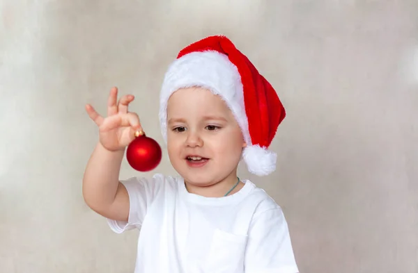Portret Uroczego Chłopca Białej Koszulce Kapeluszu Świętego Mikołaja Chłopak Podziwia — Zdjęcie stockowe