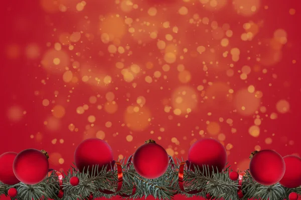 Rotes Weihnachtsbanner Tannenzweige Und Rote Kugeln Auf Rotem Hintergrund Weihnachten — Stockfoto