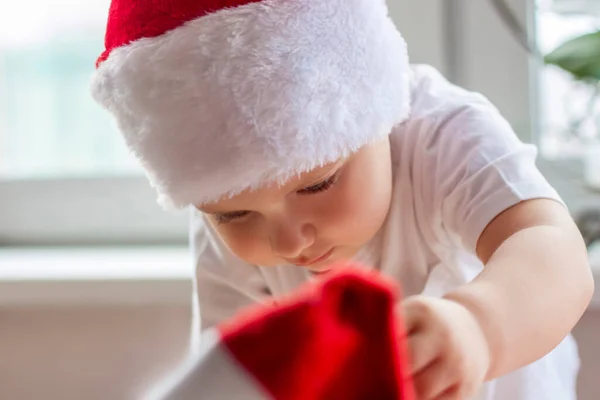 Kind Junge Nimmt Aus Der Box Weihnachtsspielzeug Den Baum Schmücken — Stockfoto