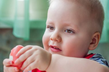 Paskalya yumurtalı şirin bir çocuğun portresi. Paskalya yemeği. Kutsal Paskalya bayramı. Boyalı Paskalya yumurtaları. 